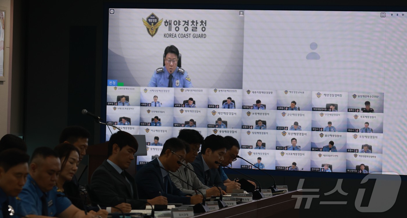 (인천=뉴스1) 이시명 기자 = 장인식 해양경찰청장 직무대행이 3일 해양경찰청 화상회의실에서 진행한 전국 지휘관과의 회의를 통해 국민 폭염 피해 최소화를 위한 노력을 당부했다.(해 …