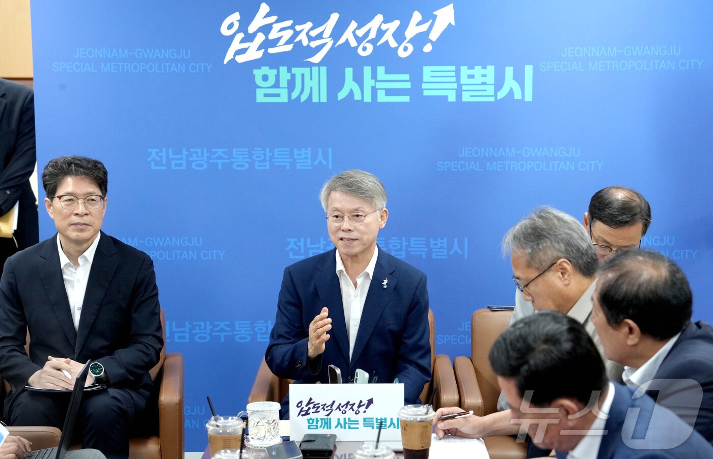 본문 이미지 - 민형배 전남광주통합특별시장이 지난 3일 통합특별시 출범 한 달을 맞아 무안청사 기자실에서 ‘행정통합 어디까지 와있나’라는 주제로 기자간담회를 갖고 있다.(전남광주통합특별시 제공. 재판매 및 DB금지) 2026.8.3  /뉴스1 