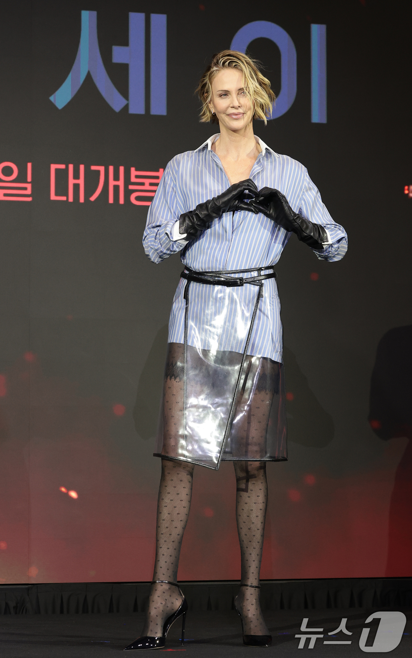 (서울=뉴스1) 권현진 기자 = 배우 샤를리즈 테론이 3일 서울 종로구 포시즌스 호텔에서 열린 영화 ‘오디세이’ 내한 기자간담회에 참석해 포즈를 취하고 있다.'오디세이'는 10년간 …
