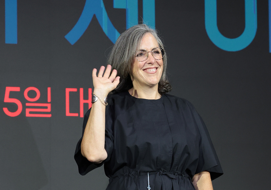 포즈 취하는 엠마 토마스 프로듀서