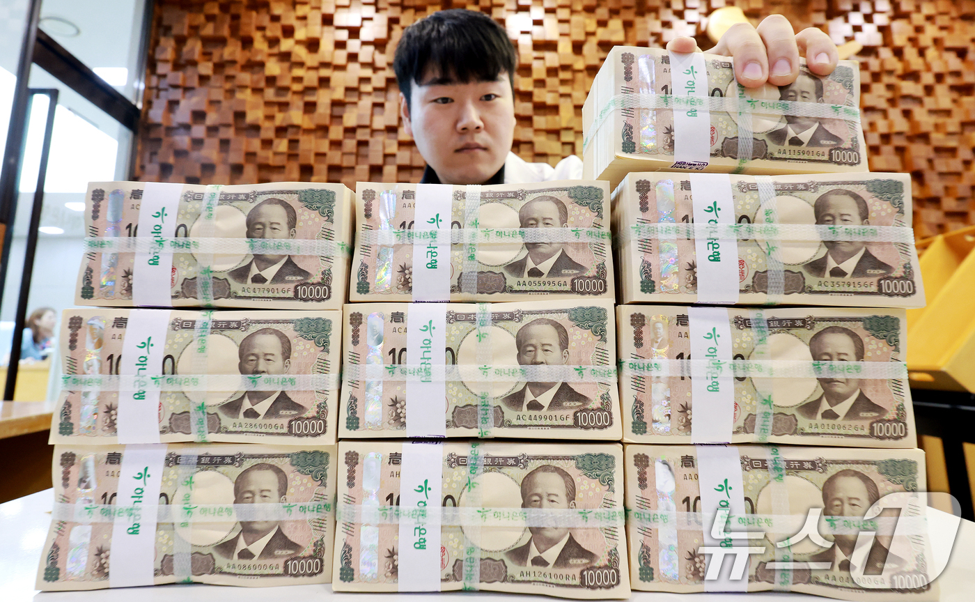 (서울=뉴스1) 이호윤 기자 = 미국과 일본 재무당국이 공동 성명을 통해 엔화 약세에 대응하기 위해 외환시장에 개입한 사실을 발표한 3일 서울 중구 명동 하나은행 위변조대응센터에서 …