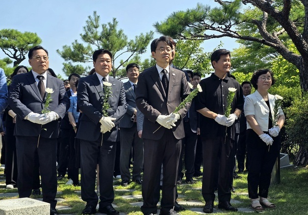 박홍배 신임 민주당 부산시당위원장, 충혼탑·민주공원 참배