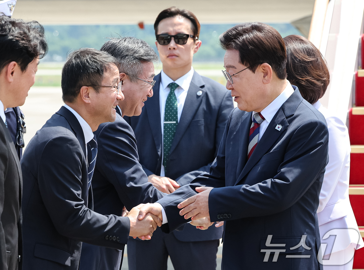 (성남=뉴스1) 허경 기자 = 미국·남미 순방 일정을 마친 이재명 대통령이 3일 경기 성남 서울공항에 도착해 한병도 더불어민주당 당대표 직무대행 겸 원내대표와 인사를 나누고 있다. …