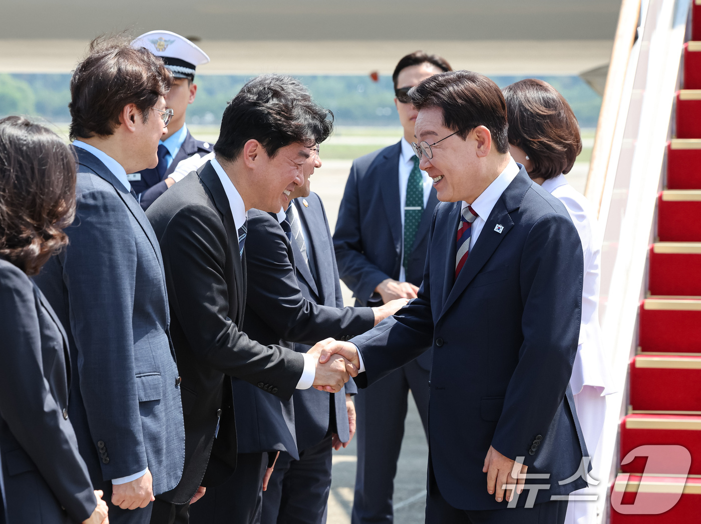(성남=뉴스1) 허경 기자 = 미국·남미 순방 일정을 마친 이재명 대통령이 3일 경기 성남 서울공항에 도착해 강훈식 비서실장과 인사하고 있다. 2026.8.3/뉴스1