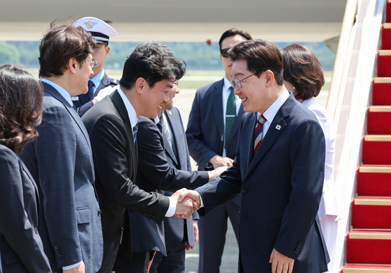 강훈식 비서실장과 인사하는 이재명 대통령