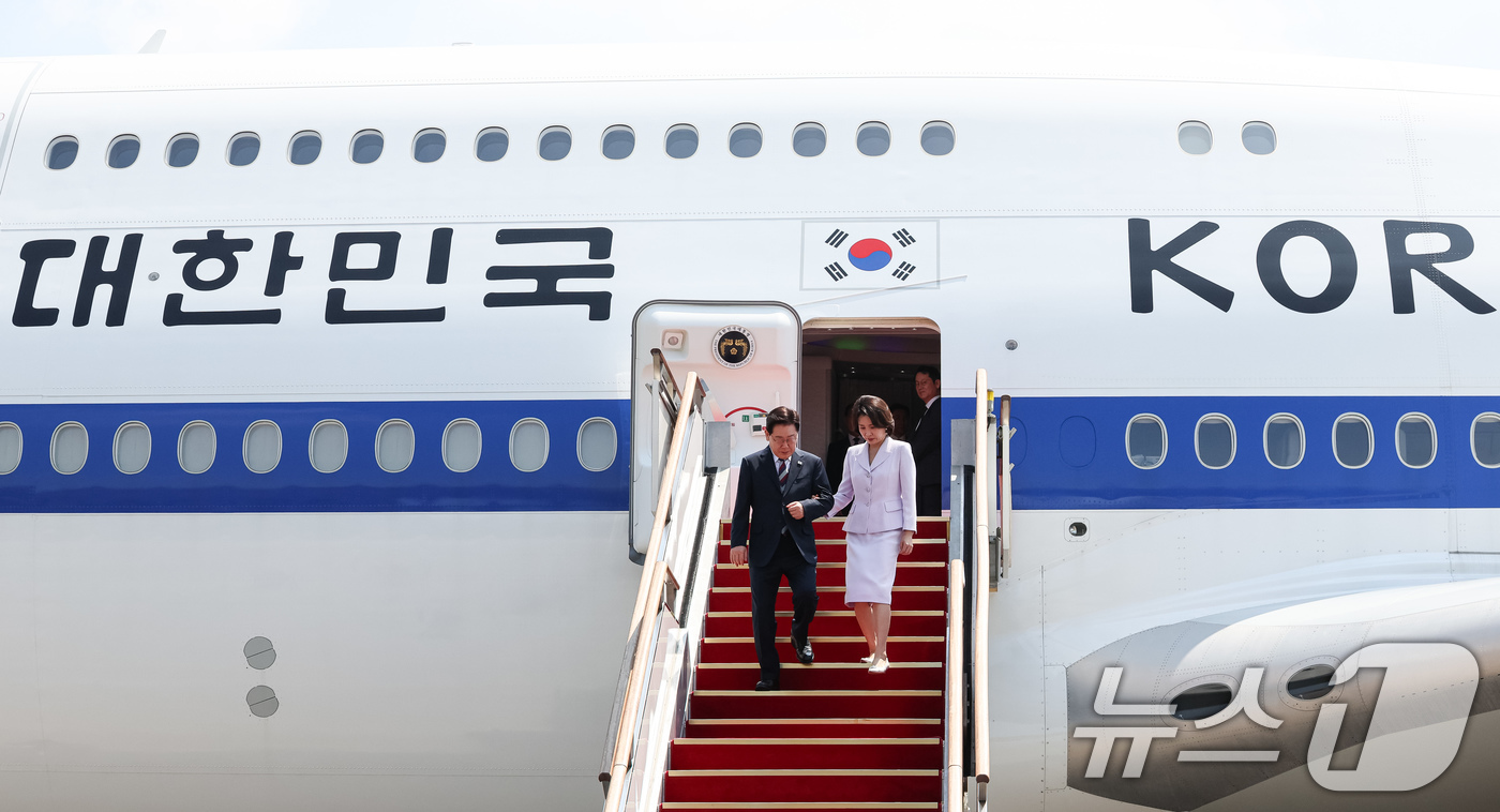 (성남=뉴스1) 허경 기자 = 미국·남미 순방 일정을 마친 이재명 대통령과 김혜경 여사가 3일 경기 성남 서울공항에 도착해 이동하고 있다. 2026.8.3/뉴스1