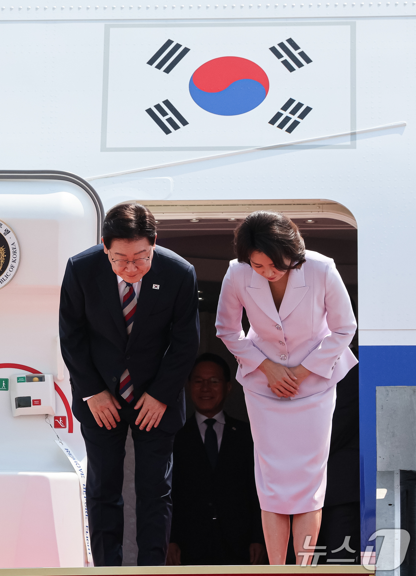 (성남=뉴스1) 허경 기자 = 미국·남미 순방 일정을 마친 이재명 대통령과 김혜경 여사가 3일 경기 성남 서울공항에 도착해 인사하고 있다. 2026.8.3/뉴스1