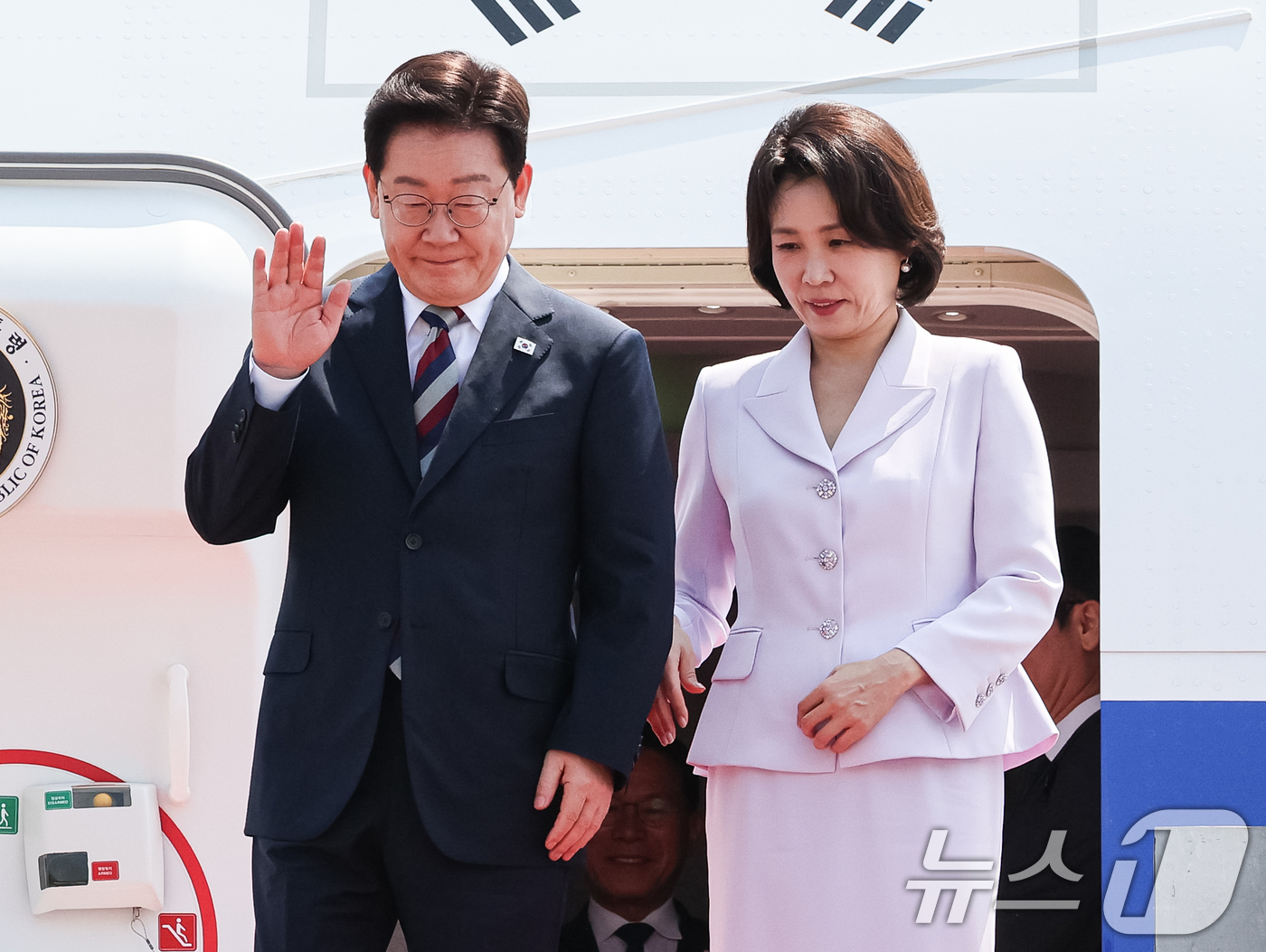 (성남=뉴스1) 허경 기자 = 미국·남미 순방 일정을 마친 이재명 대통령과 김혜경 여사가 3일 경기 성남 서울공항에 도착해 인사하고 있다. 2026.8.3/뉴스1