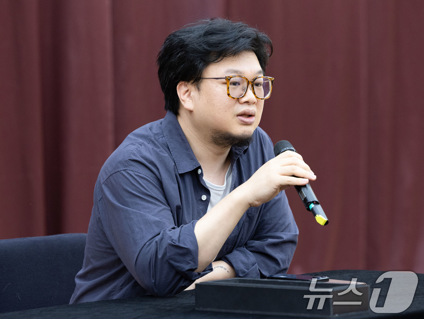(서울=뉴스1) 이종수 기자 = 양정욱 시노그라퍼가 3일 서울 종로구 세종문화회관 종합연습실에서 열린 ‘싱크넥스트 26 음악극’ 라운드인터뷰에서 작품에 대해 설명하고 있다. 싱크넥 …