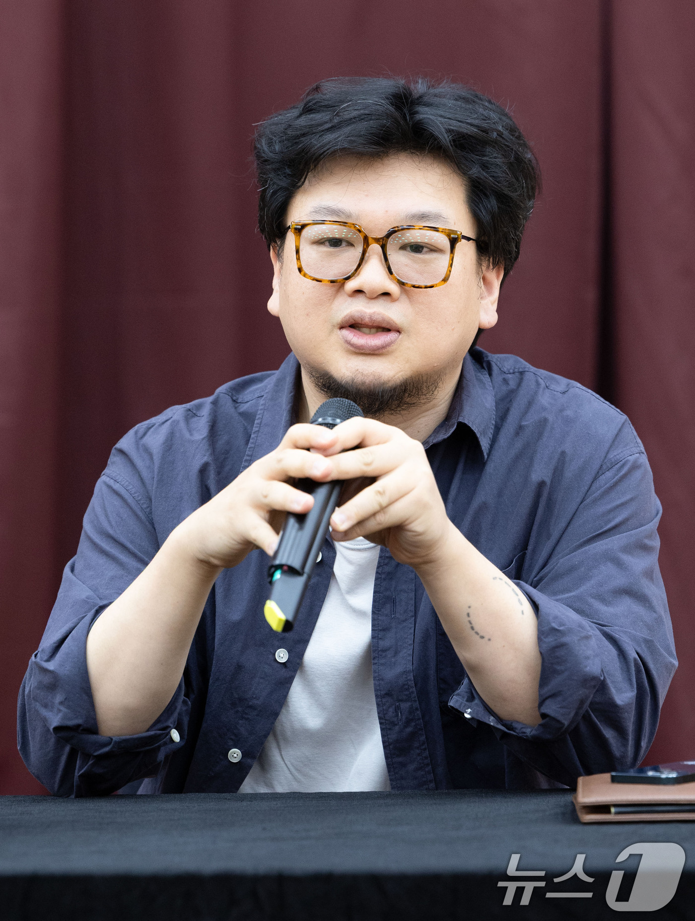 (서울=뉴스1) 이종수 기자 = 양정욱 시노그라퍼가 3일 서울 종로구 세종문화회관 종합연습실에서 열린 ‘싱크넥스트 26 음악극’ 라운드인터뷰에서 작품에 대해 설명하고 있다. 싱크넥 …