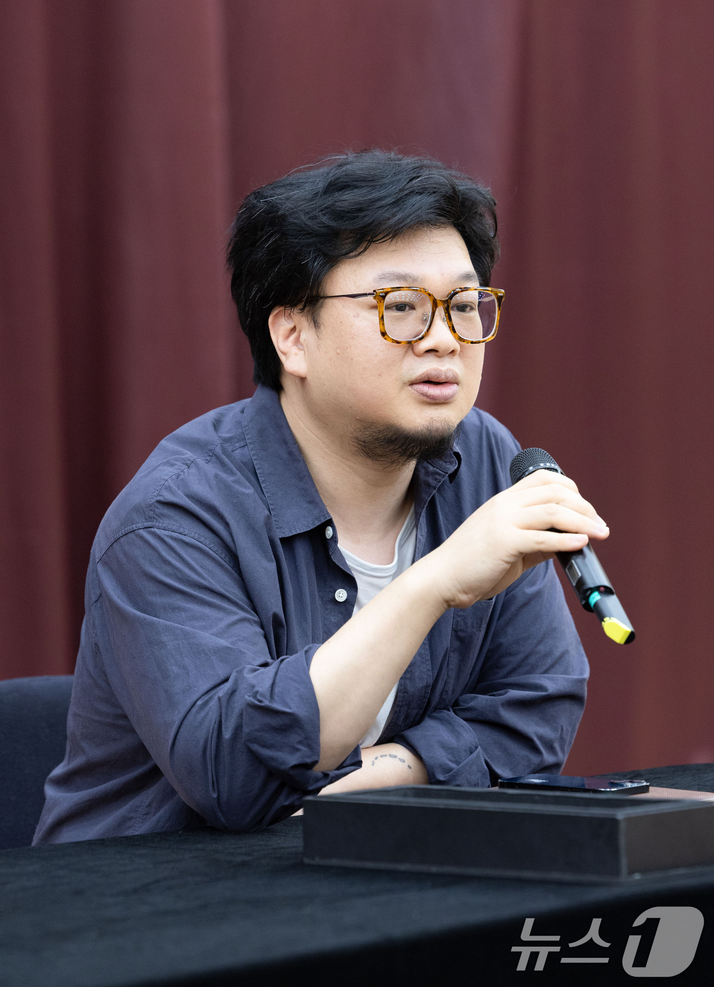 (서울=뉴스1) 이종수 기자 = 양정욱 시노그라퍼가 3일 서울 종로구 세종문화회관 종합연습실에서 열린 ‘싱크넥스트 26 음악극’ 라운드인터뷰에서 작품에 대해 설명하고 있다. 싱크넥 …
