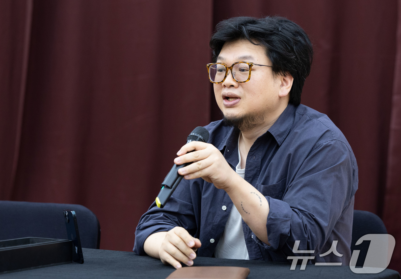 (서울=뉴스1) 이종수 기자 = 양정욱 시노그라퍼가 3일 서울 종로구 세종문화회관 종합연습실에서 열린 ‘싱크넥스트 26 음악극’ 라운드인터뷰에서 작품에 대해 설명하고 있다. 싱크넥 …
