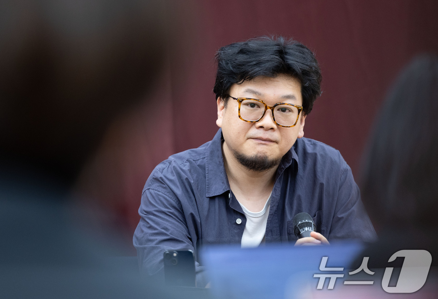(서울=뉴스1) 이종수 기자 = 양정욱 시노그라퍼가 3일 서울 종로구 세종문화회관 종합연습실에서 열린 ‘싱크넥스트 26 음악극’ 라운드인터뷰에서 작품에 대해 설명하고 있다. 싱크넥 …