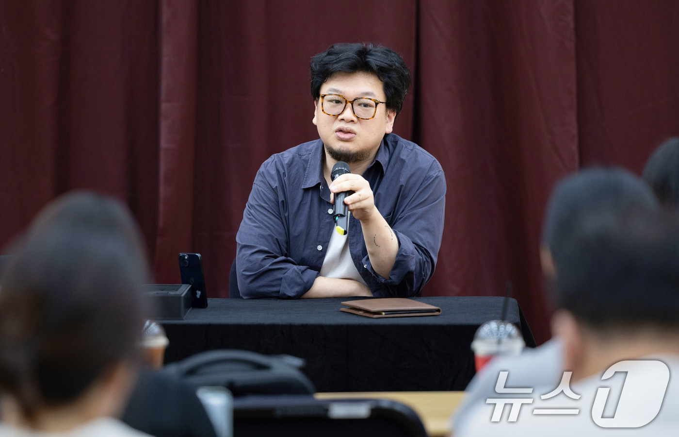 (서울=뉴스1) 이종수 기자 = 양정욱 시노그라퍼가 3일 서울 종로구 세종문화회관 종합연습실에서 열린 ‘싱크넥스트 26 음악극’ 라운드인터뷰에서 작품에 대해 설명하고 있다. 싱크넥 …