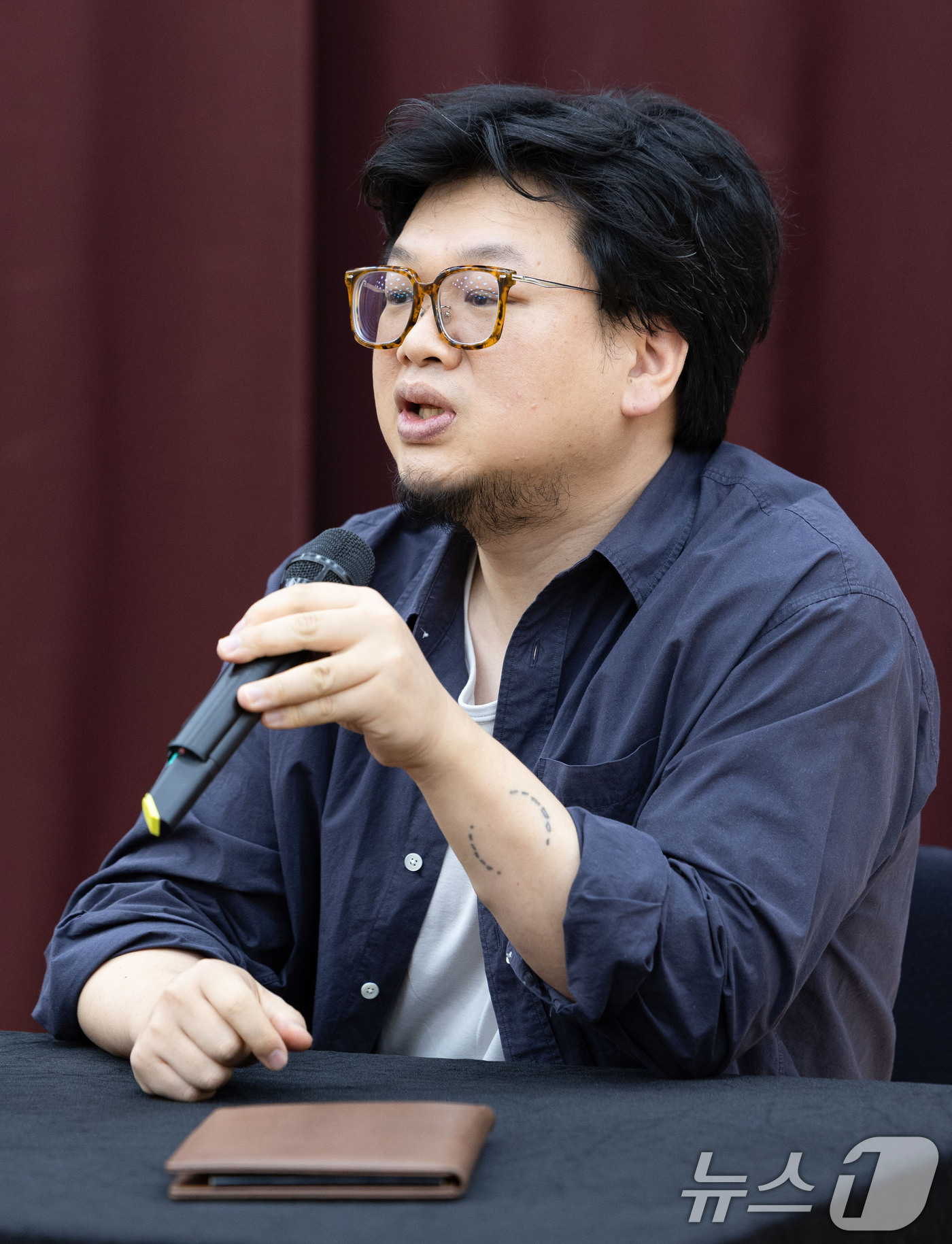 (서울=뉴스1) 이종수 기자 = 양정욱 시노그라퍼가 3일 서울 종로구 세종문화회관 종합연습실에서 열린 ‘싱크넥스트 26 음악극’ 라운드인터뷰에서 작품에 대해 설명하고 있다. 싱크넥 …