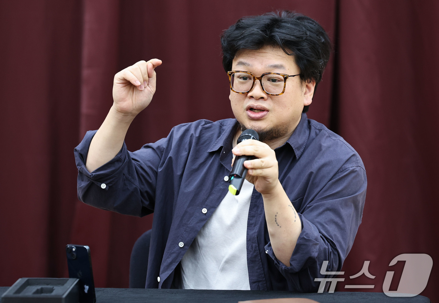 (서울=뉴스1) 이종수 기자 = 양정욱 시노그라퍼가 3일 서울 종로구 세종문화회관 종합연습실에서 열린 ‘싱크넥스트 26 음악극’ 라운드인터뷰에서 작품에 대해 설명하고 있다. 싱크넥 …