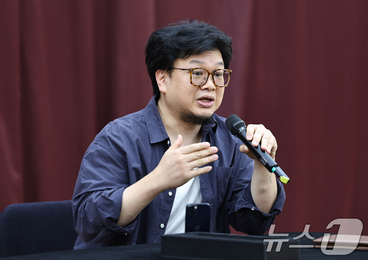 (서울=뉴스1) 이종수 기자 = 양정욱 시노그라퍼가 3일 서울 종로구 세종문화회관 종합연습실에서 열린 ‘싱크넥스트 26 음악극’ 라운드인터뷰에서 작품에 대해 설명하고 있다. 싱크넥 …