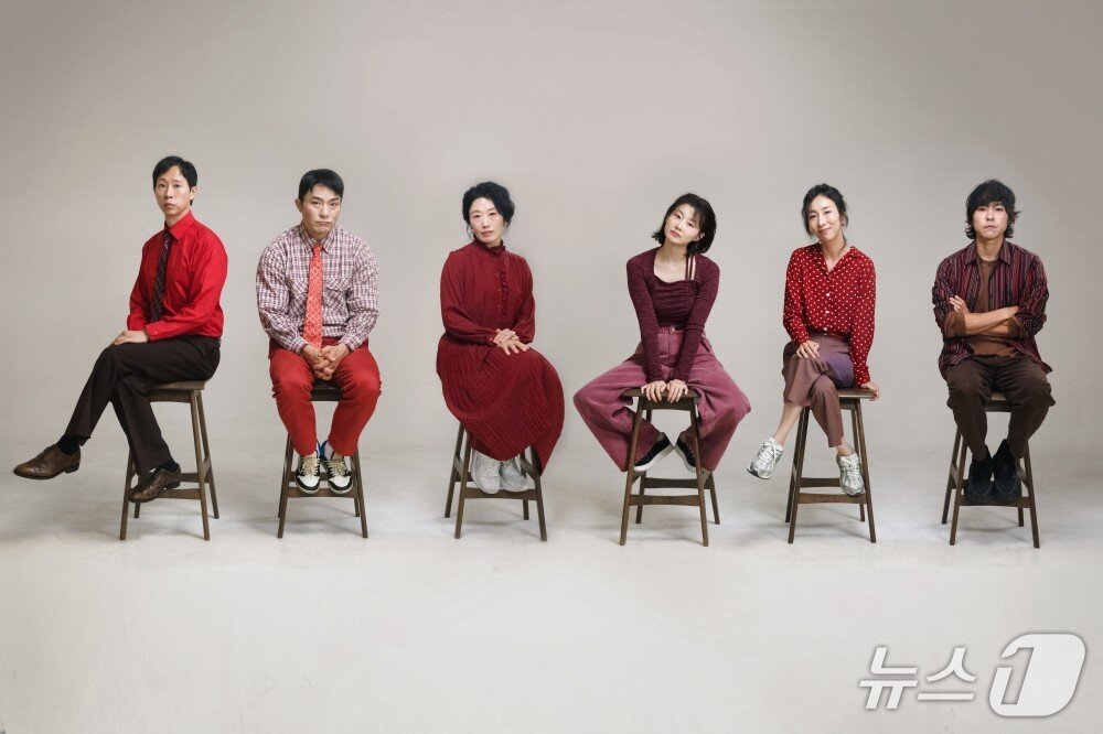본문 이미지 - 극단 적은 스테프 스미스 희곡 '인간동물들'을 21일부터 30일까지 여행자극장에서 공연한다.