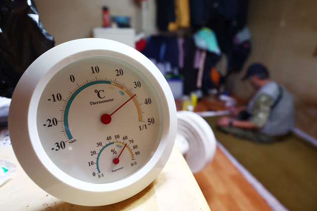 35도 가까이 오른 쪽방촌 내부