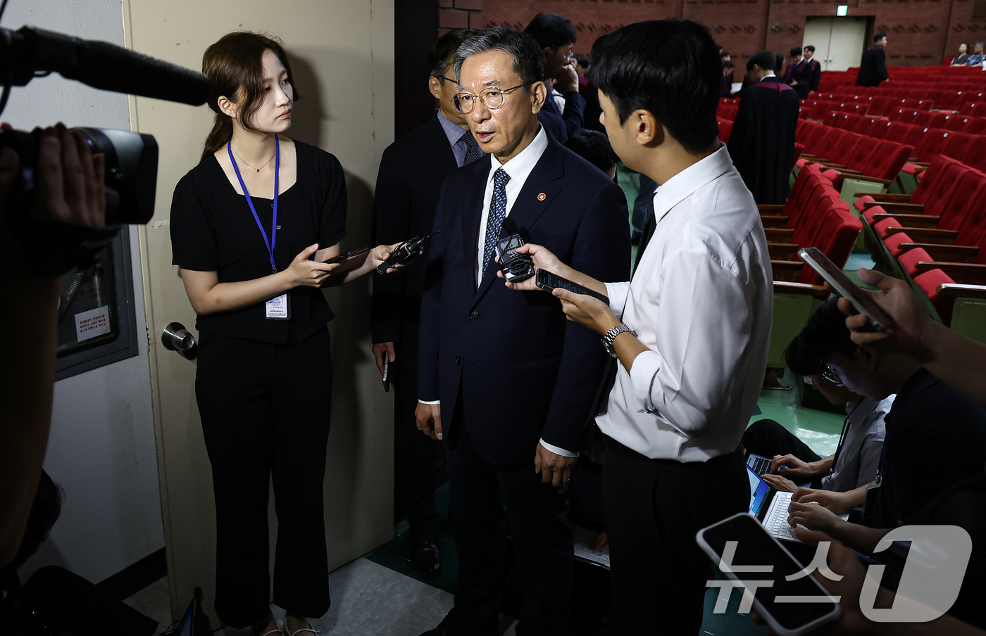 (과천=뉴스1) 김도우 기자 = 정성호 법무부 장관이 3일 경기 과천시 정부과천청사 법무부에서 열린 신임검사 임관식을 마치고 취재진 질문에 답하고 있다. 2026.8.3/뉴스1