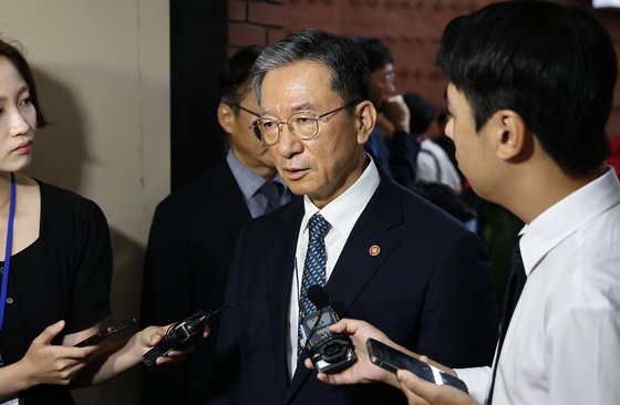 취재진 질문에 답하는 정성호 법무장관