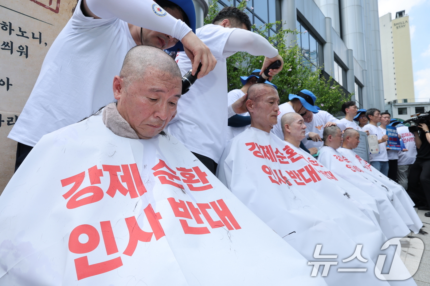(서울=뉴스1) 안은나 기자 = 전국경찰직장협의회 소속 경찰들이 3일 오후 서울 서대문구 경찰청 앞에서 열린 ‘경찰 순환인사 확대·감찰 인력 증원 정책 폐기 촉구 집회 및 삭발투쟁 …