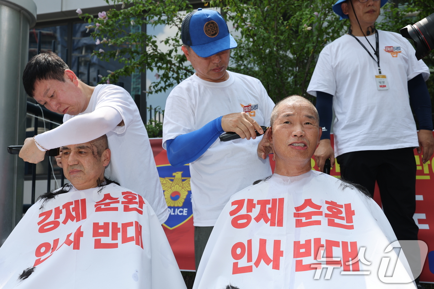 (서울=뉴스1) 안은나 기자 = 전국경찰직장협의회 소속 경찰들이 3일 오후 서울 서대문구 경찰청 앞에서 열린 ‘경찰 순환인사 확대·감찰 인력 증원 정책 폐기 촉구 집회 및 삭발투쟁 …