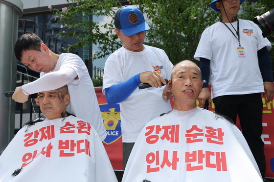 강제순환 인사 반대에 삭발투쟁 나선 경찰들