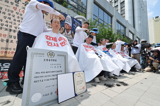 경찰청 앞에서 삭발투쟁 나선 일선 경찰들