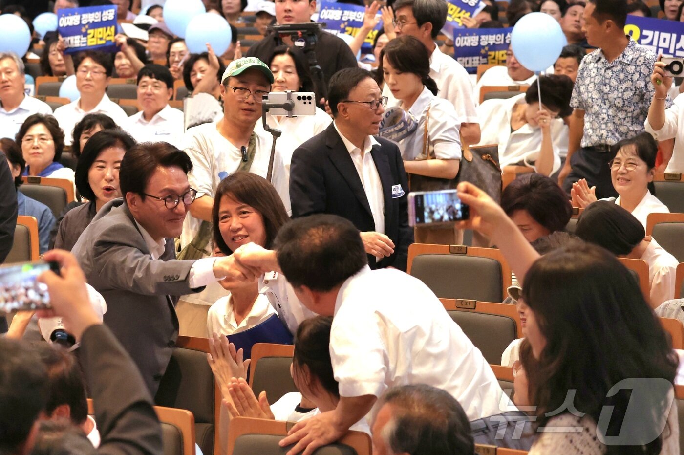 본문 이미지 - 김민석 더불어민주당 당대표 후보가 3일 전북 전주시 전주대학교 학생회관에서 열린 전북 당원 집중 토크콘서트에 참석해 장내로 들어서고 있다. 2026.8.3 ⓒ 뉴스1 유경석 기자