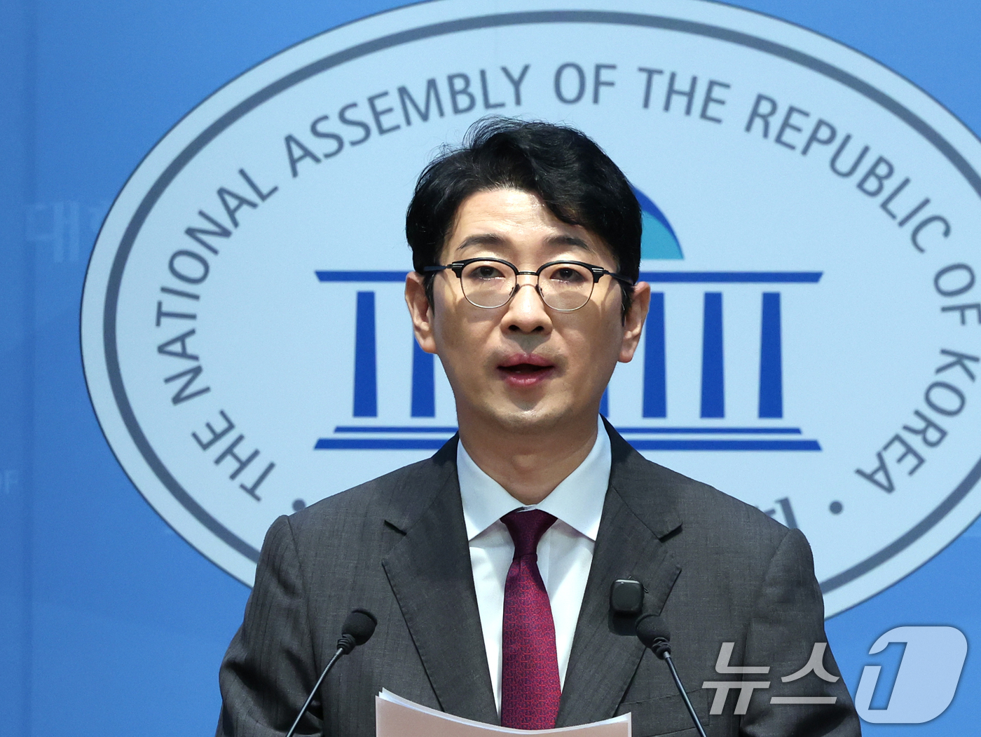 (서울=뉴스1) 황기선 기자 = 주진우 국민의힘 의원이 3일 오후 서울 여의도 국회 소통관에서 '제22대 총선 쌍둥이 투표율 조작 고발 기자회견'을 하고 있다.  2026.8.3/ …