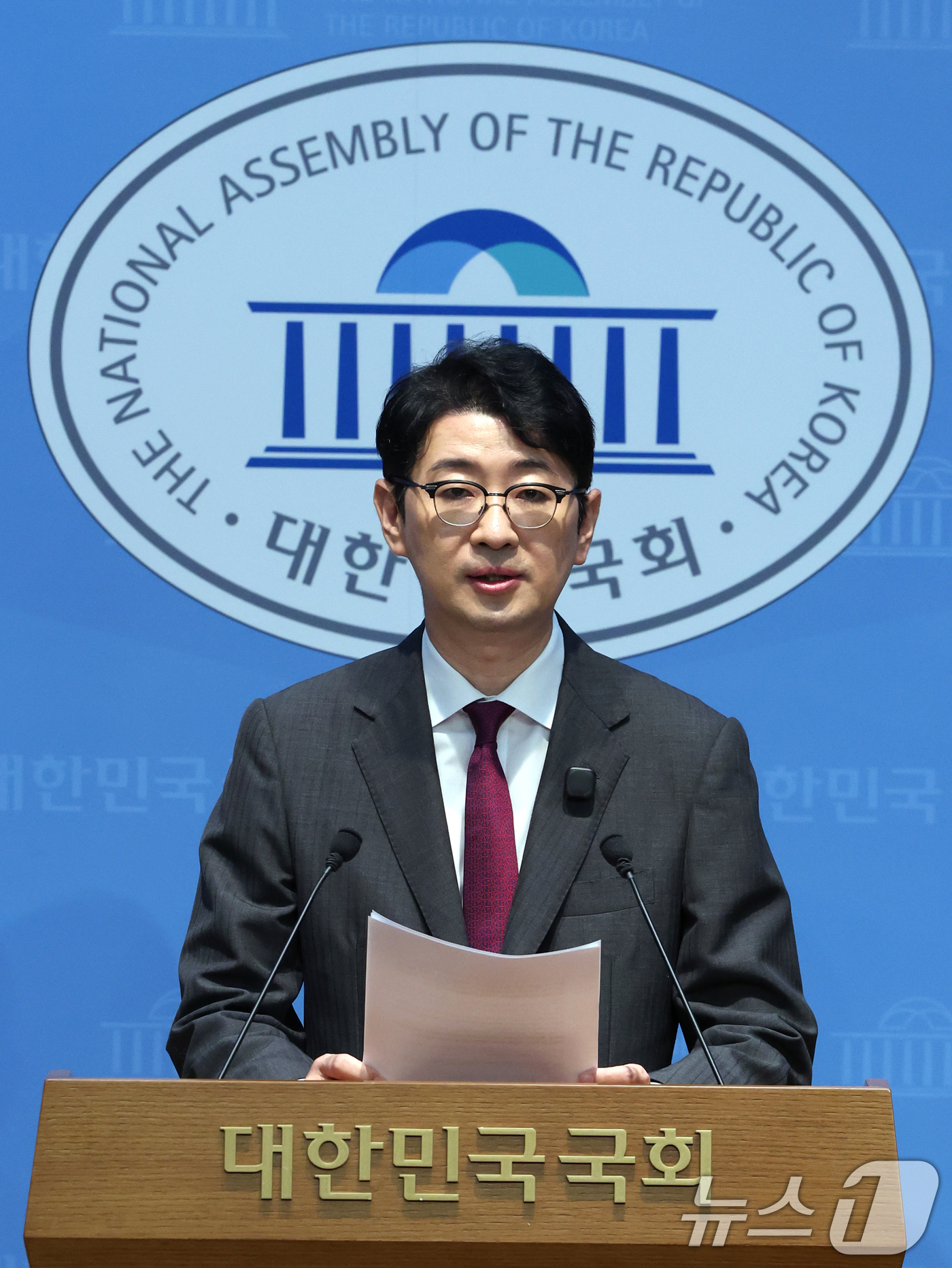 (서울=뉴스1) 황기선 기자 = 주진우 국민의힘 의원이 3일 오후 서울 여의도 국회 소통관에서 '제22대 총선 쌍둥이 투표율 조작 고발 기자회견'을 하고 있다.  2026.8.3/ …
