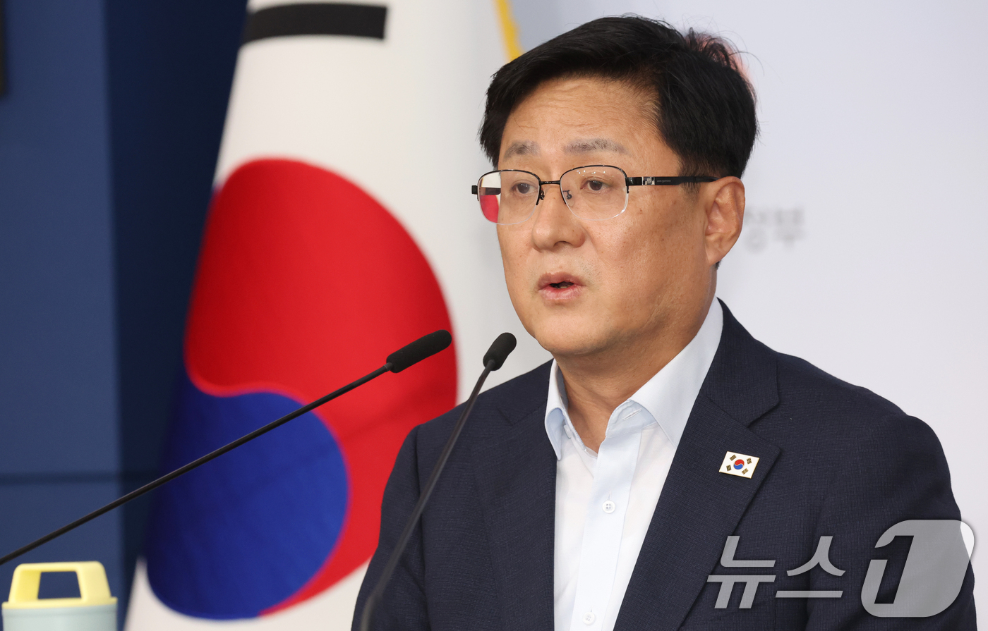 (서울=뉴스1) 김명섭 기자 = 김성환 기후에너지환경부 장관이 3일 서울 종로구 정부서울청사 별관에서 2026년 하반기 업무보고 사전 브리핑을 하고 있다. 2026.8.4/뉴스1