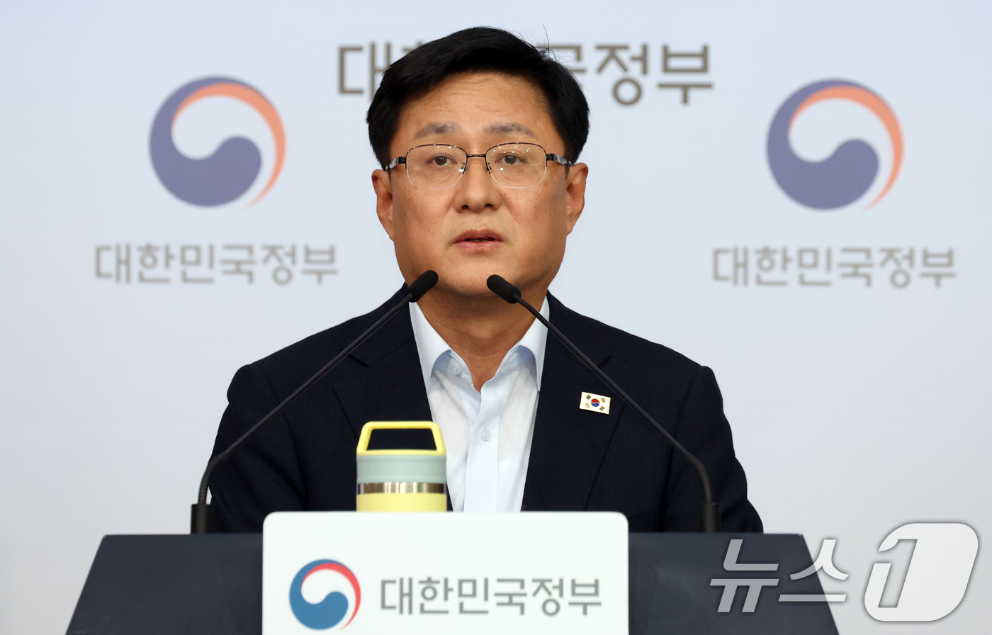 (서울=뉴스1) 김명섭 기자 = 김성환 기후에너지환경부 장관이 3일 서울 종로구 정부서울청사 별관에서 2026년 하반기 업무보고 사전 브리핑을 하고 있다. 2026.8.4/뉴스1