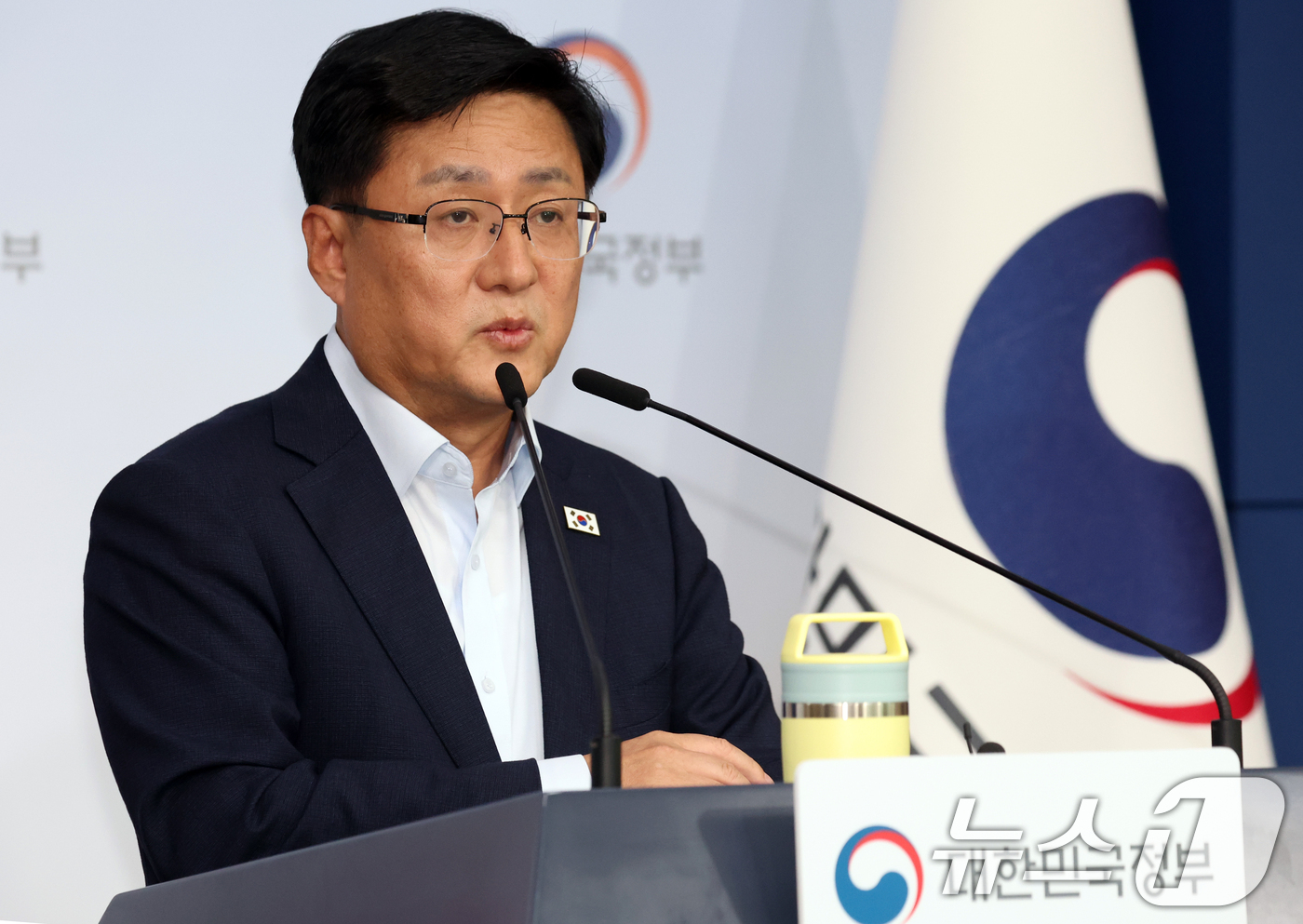 (서울=뉴스1) 김명섭 기자 = 김성환 기후에너지환경부 장관이 3일 서울 종로구 정부서울청사 별관에서 2026년 하반기 업무보고 사전 브리핑을 하고 있다. 2026.8.4/뉴스1