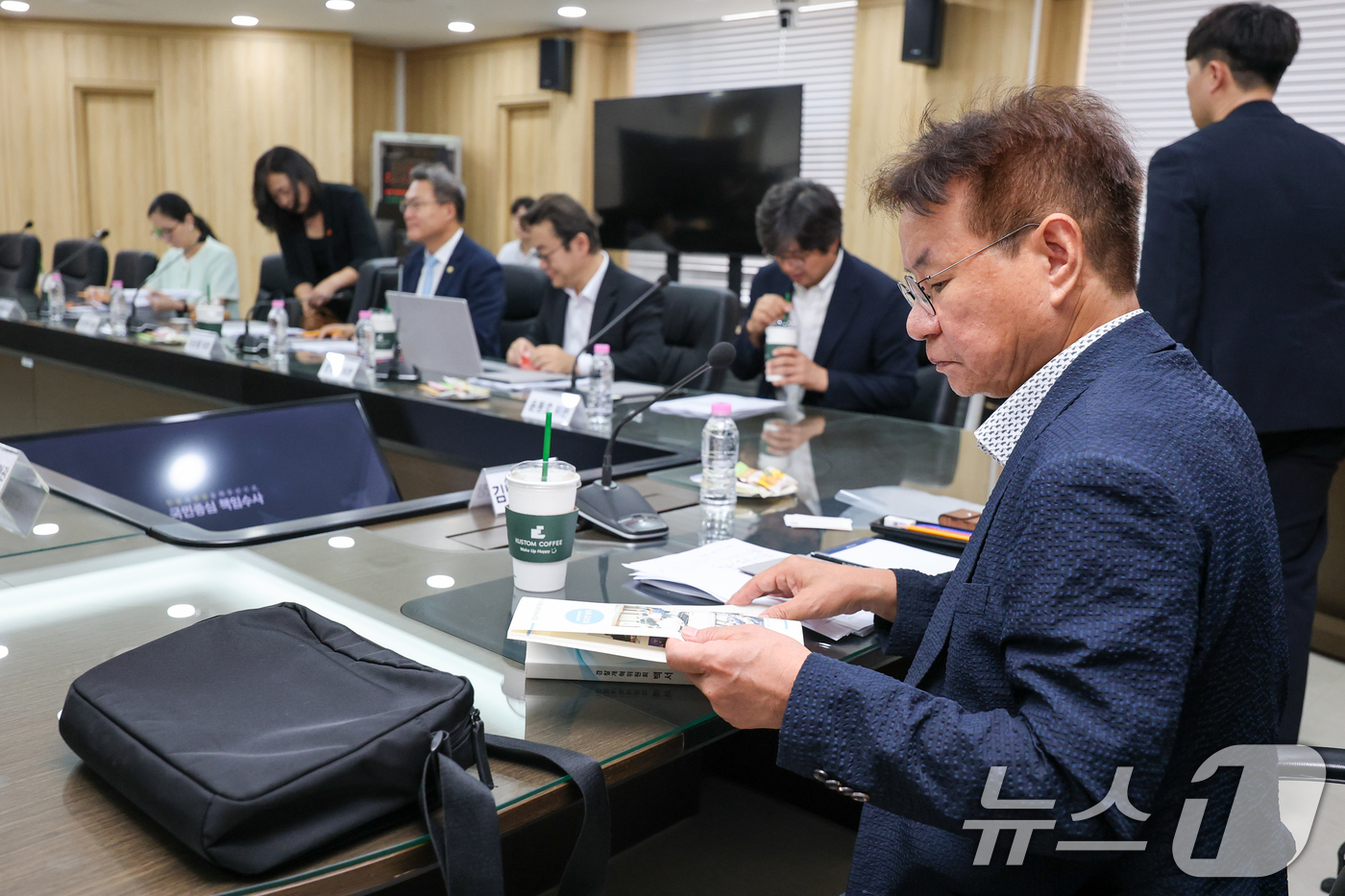 (서울=뉴스1) 안은나 기자 = 김남준 위원장이 3일 오후 서울 서대문구 경찰청에서 '국민 신뢰 제고를 위한 경찰 수사 개혁위원회 회의'를 주재하기 앞서 위원회 백서를 살펴보고 있 …