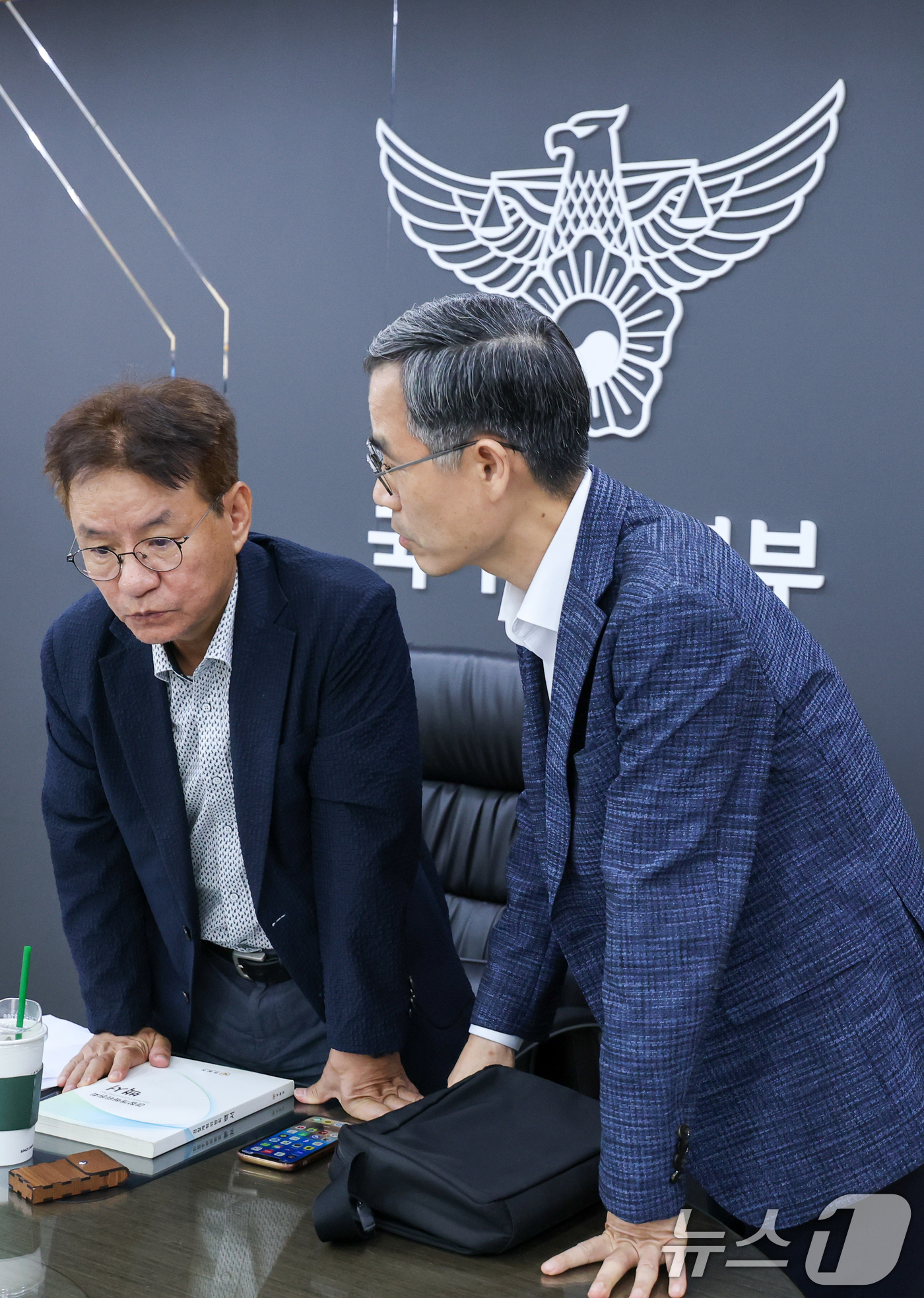 (서울=뉴스1) 안은나 기자 = 김남준 경찰 수사 개혁위원장이 3일 오후 서울 서대문구 경찰청 국가수사본부에서 '국민 신뢰 제고를 위한 경찰 수사 개혁위원회 회의'를 주재하기 앞서 …