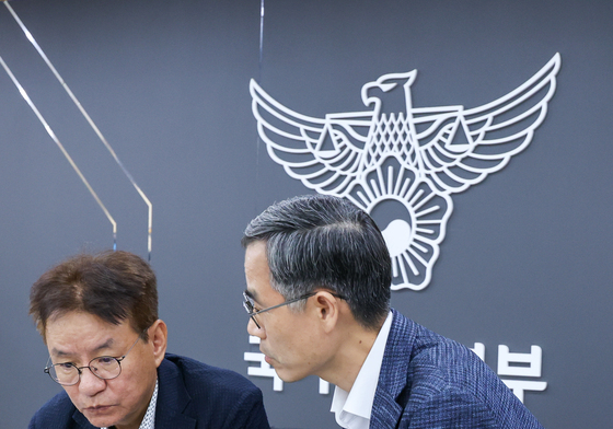 유승렬 수사기획조정관과 대화하는 김남준 위원장