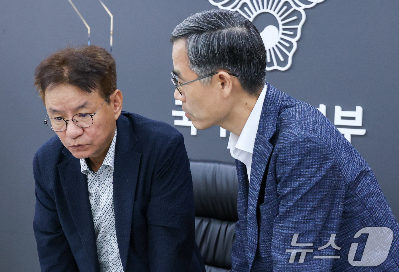 (서울=뉴스1) 안은나 기자 = 김남준 경찰 수사 개혁위원장이 3일 오후 서울 서대문구 경찰청 국가수사본부에서 '국민 신뢰 제고를 위한 경찰 수사 개혁위원회 회의'를 주재하기 앞서 …
