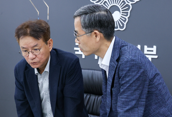 유승렬 수사기획조정관과 대화하는 김남준 위원장