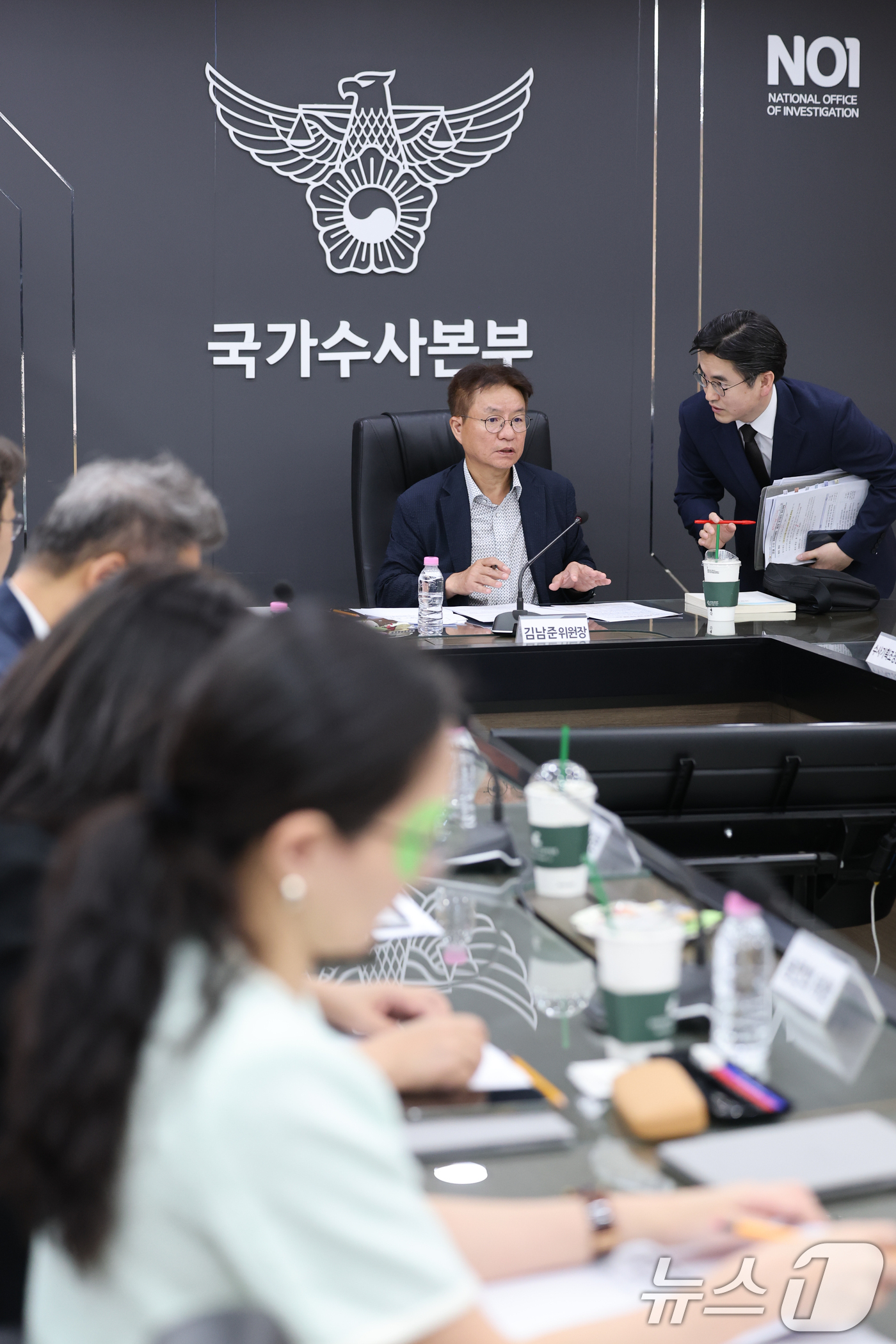 (서울=뉴스1) 안은나 기자 = 김남준 경찰 수사 개혁위원장이 3일 오후 서울 서대문구 경찰청 국가수사본부에서 '국민 신뢰 제고를 위한 경찰 수사 개혁위원회 회의'를 준비하고 있다 …