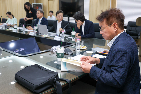 백서 살펴보는 김남준 위원장