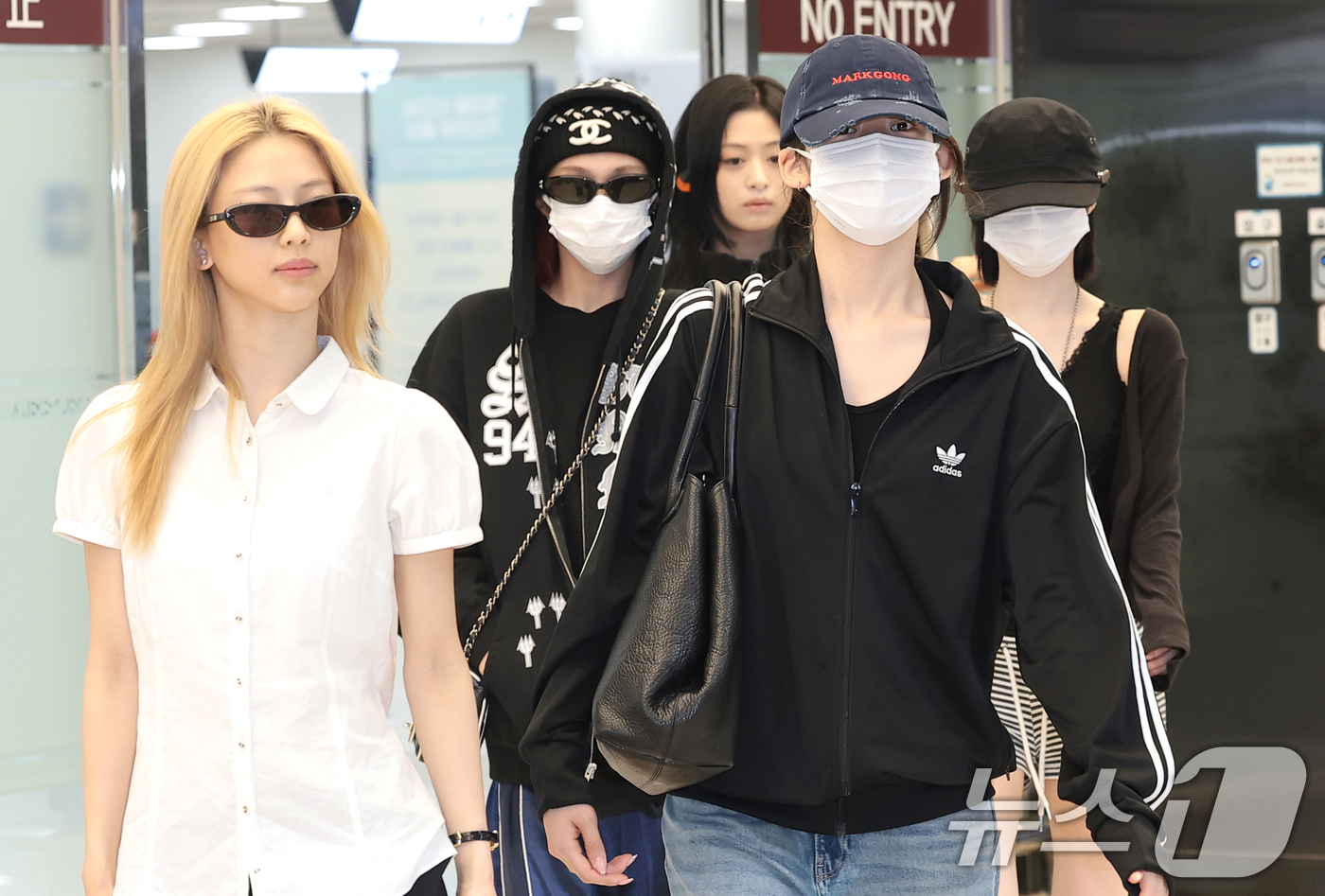 (김포공항=뉴스1) 권현진 기자 = 베이비몬스터가 해외일정을 마치고 3일 오후 김포공항을 통해 입국하고 있다. 2026.8.3/뉴스1