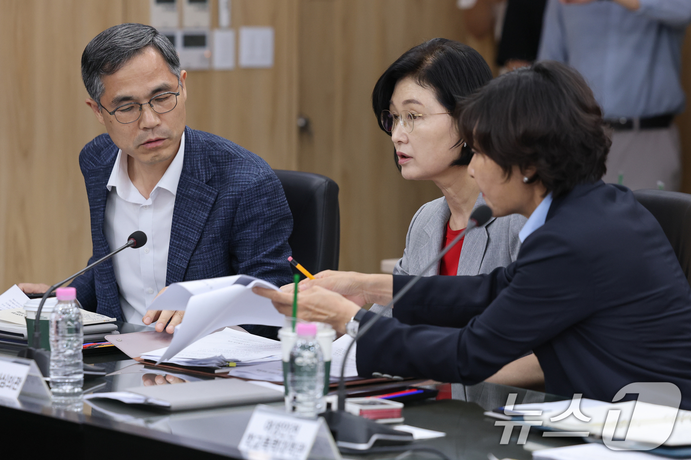 (서울=뉴스1) 안은나 기자 = 유승렬 경찰청 수사기획조정관이 3일 오후 서울 서대문구 경찰청 국가수사본부에서 '국민 신뢰 제고를 위한 경찰 수사 개혁위원회 회의'에 앞서 과학수사 …