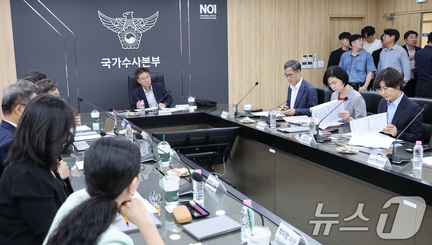 (서울=뉴스1) 안은나 기자 = 김남준 경찰 수사 개혁위원장이 3일 오후 서울 서대문구 경찰청 국가수사본부에서 '국민 신뢰 제고를 위한 경찰 수사 개혁위원회 회의'를 준비하고 있다 …