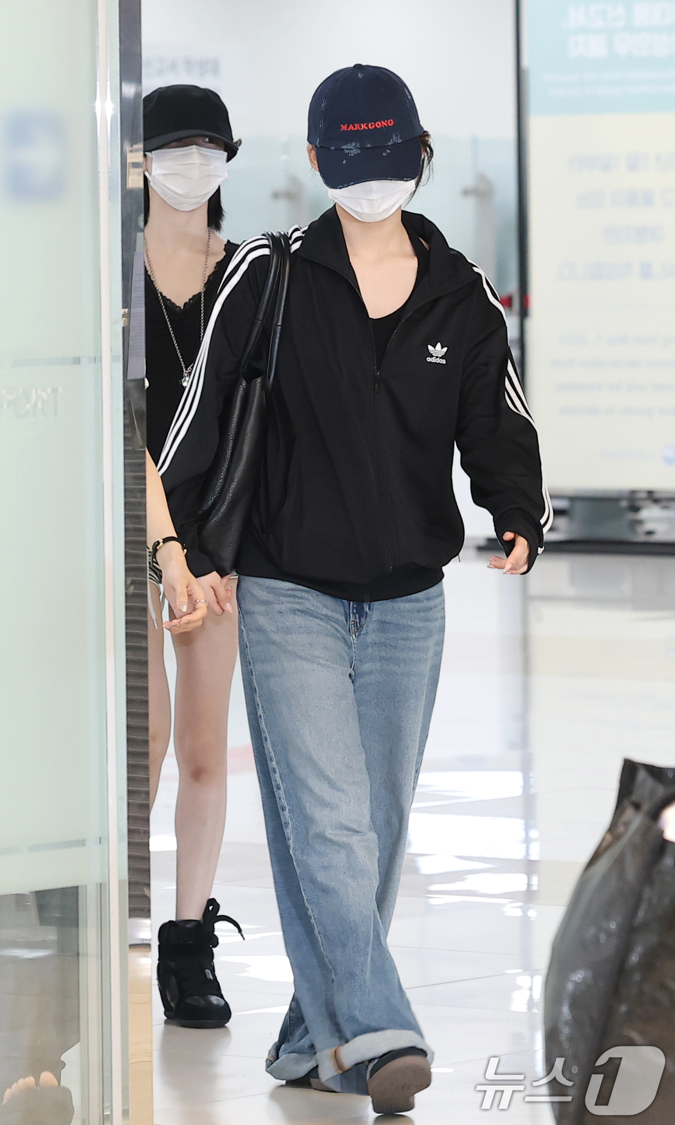 (김포공항=뉴스1) 권현진 기자 = 베이비몬스터 아사와 로라(오른쪽)가 해외일정을 마치고 3일 오후 김포공항을 통해 입국하고 있다. 2026.8.3/뉴스1