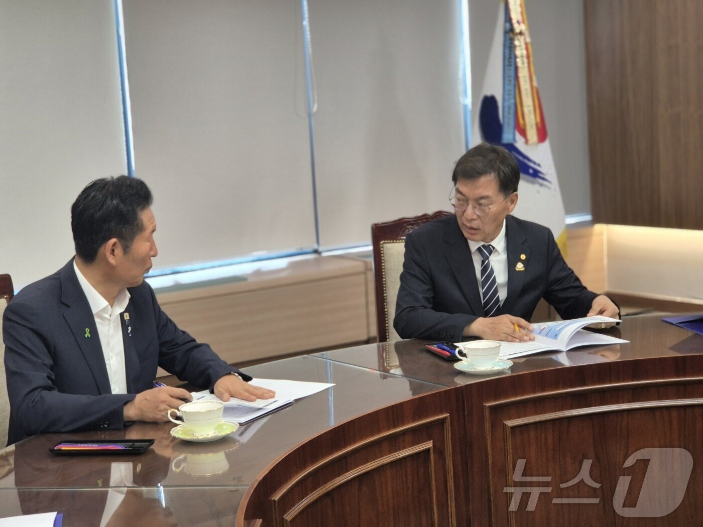 본문 이미지 - 김중남 강릉시장(오른쪽)과 정청래 더불어민주당 대표 후보가 3일 오전 강원 강릉시청 시민사랑방에서 면담하며 대화를 나누고 있다. 2026.8.3 ⓒ 뉴스1 윤왕근 기자