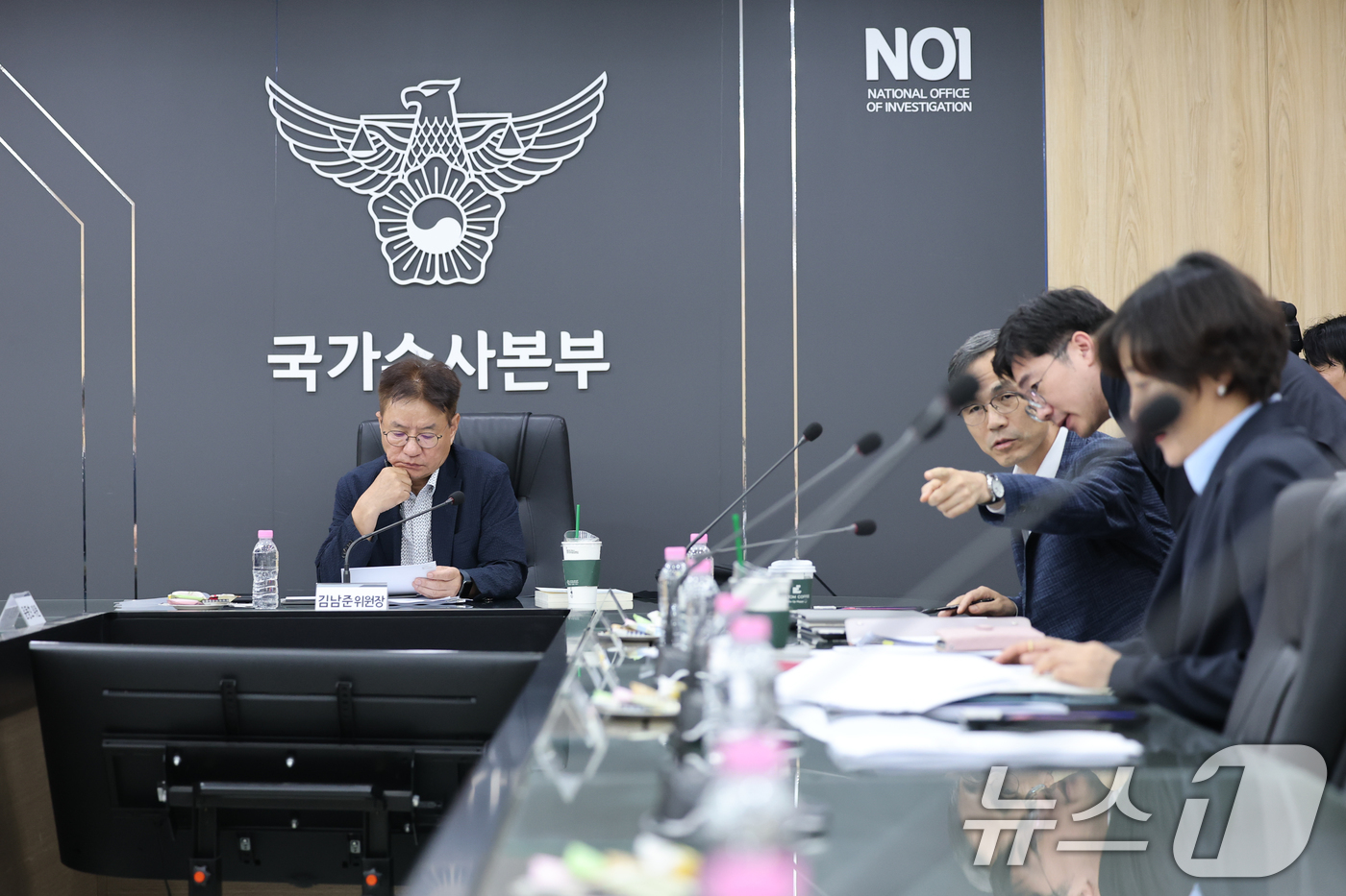 (서울=뉴스1) 안은나 기자 = 김남준 경찰 수사 개혁위원장이 3일 오후 서울 서대문구 경찰청 국가수사본부에서 '국민 신뢰 제고를 위한 경찰 수사 개혁위원회 회의'를 준비하고 있다 …