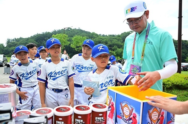 "전국 유소년 야구 꿈나무 응원"…한미, '텐텐맛 멀티비타민'으로 힘 보태