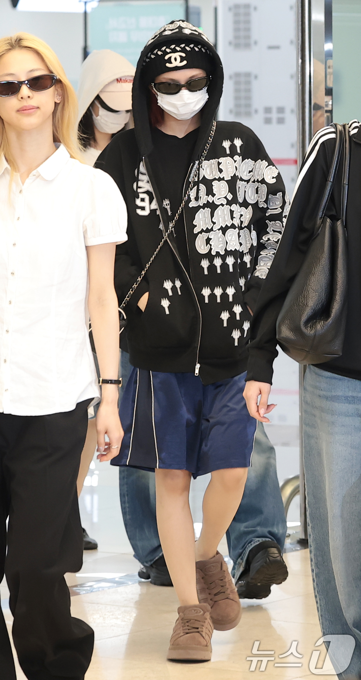 (김포공항=뉴스1) 권현진 기자 = 베이비몬스터 치키타(가운데)가 해외일정을 마치고 3일 오후 김포공항을 통해 입국하고 있다. 2026.8.3/뉴스1